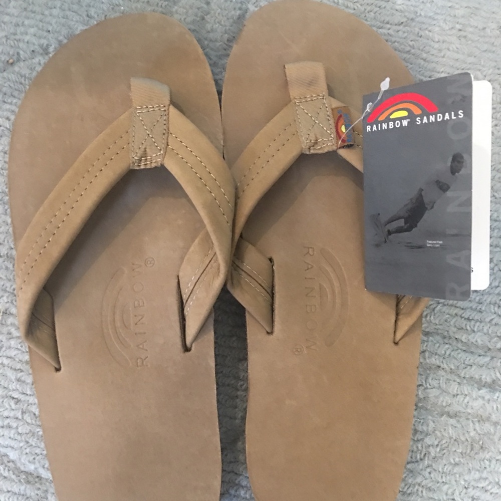 Men’s tan Rainbow sandals / flip flops.